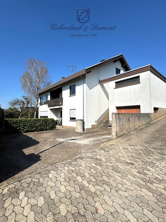 Garage und Stellplätze Rückseite