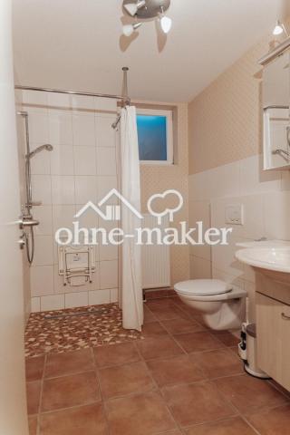 Badezimmer UG Dusche eben.