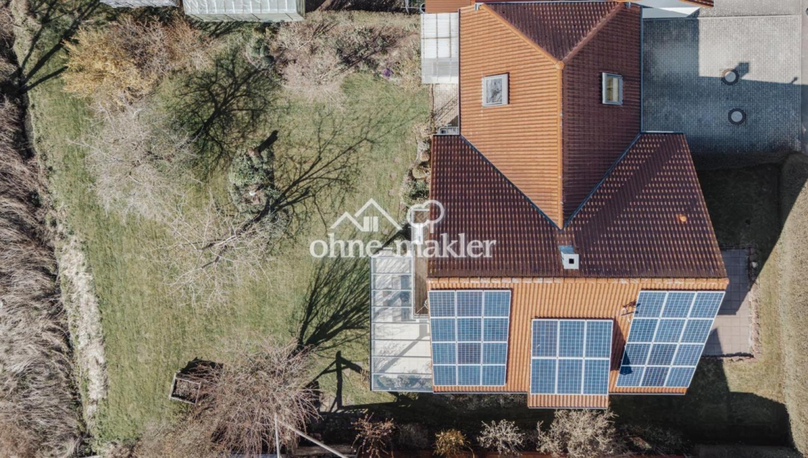 Dach mit Photovoltaik 