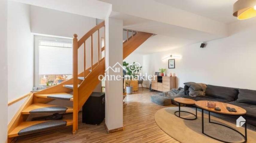 Wohnzimmer (Treppe ins OG)