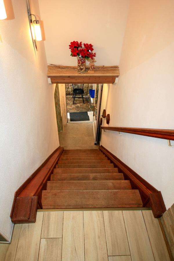 Holztreppe zu Obergeschoss