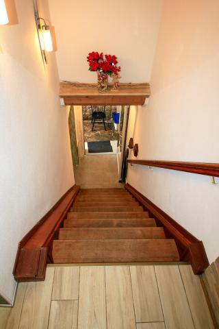 Holztreppe zu Obergeschoss
