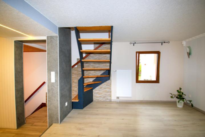 Holztreppe zu Dachgeschoss