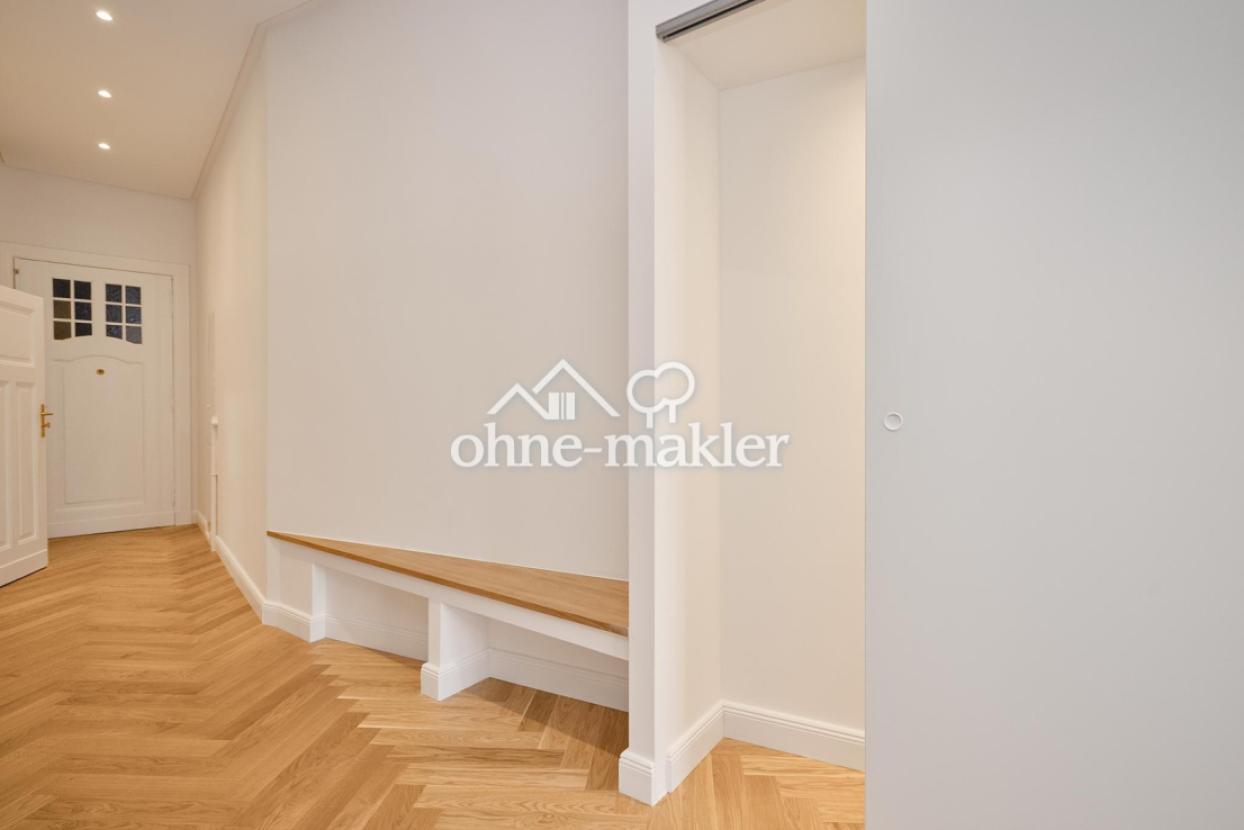 Flur mit Bank und Schrank