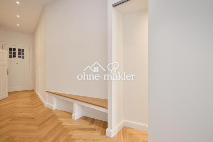 Flur mit Bank und Schrank