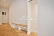 Flur mit Bank und Schrank