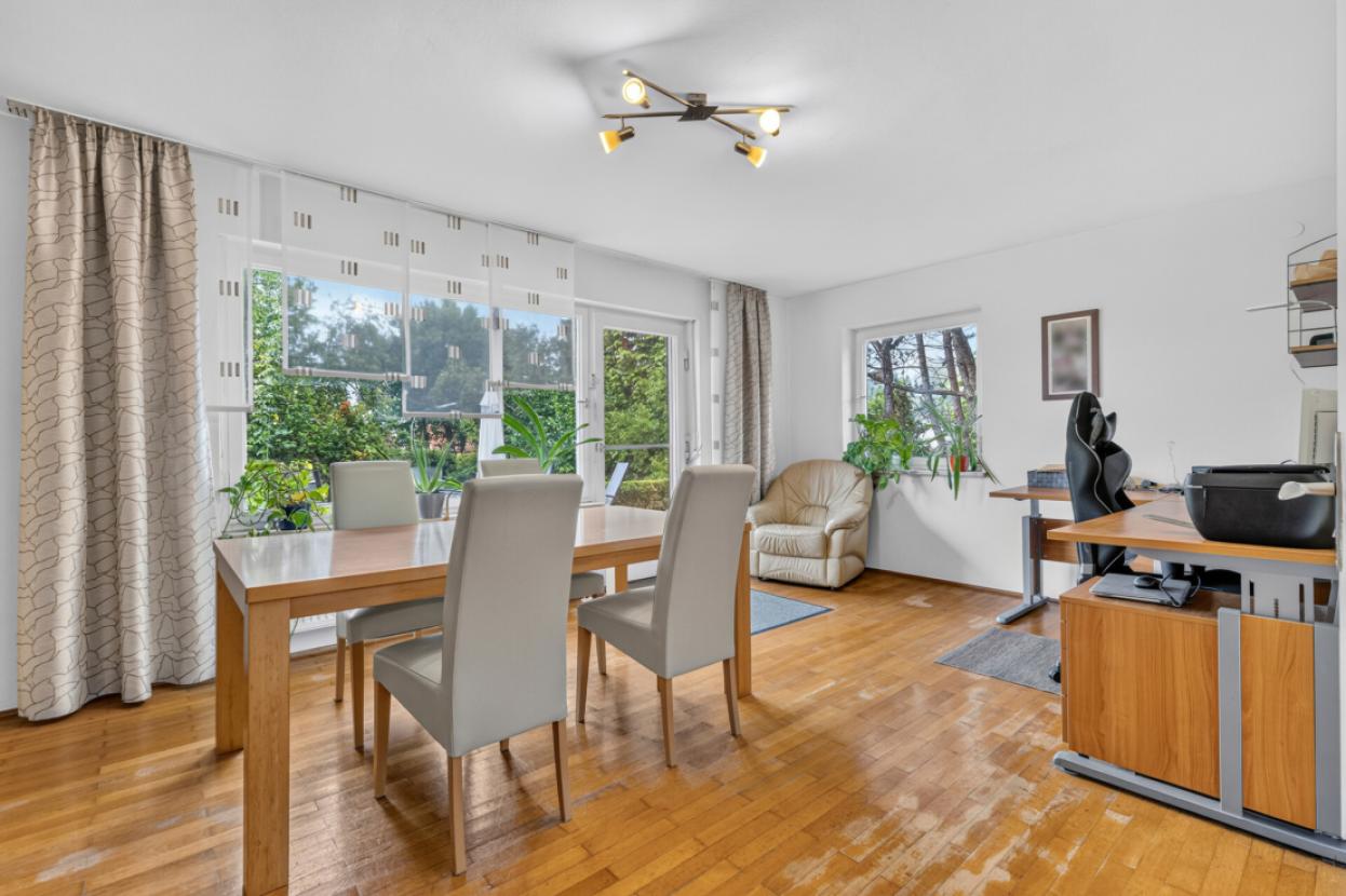 Esszimmer mit Blick in den Garten