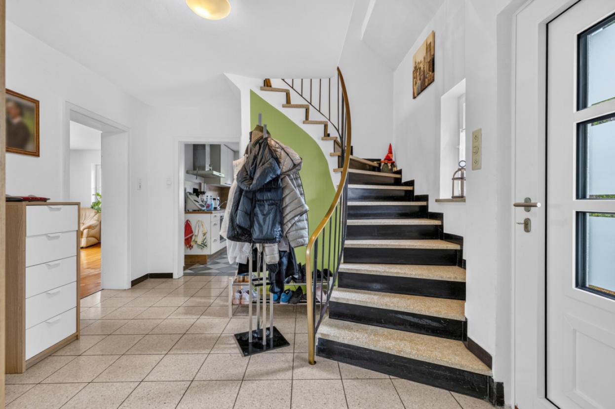 Diele mit gewendelter Treppe