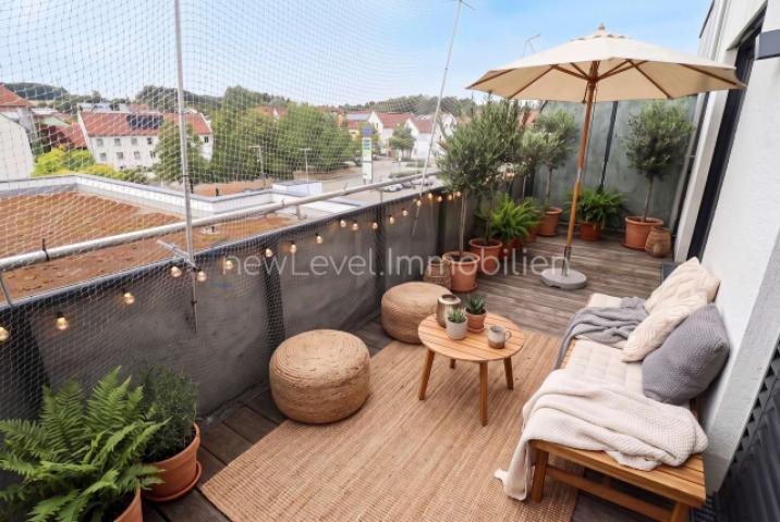 Balkon_KI virtuell möbliert