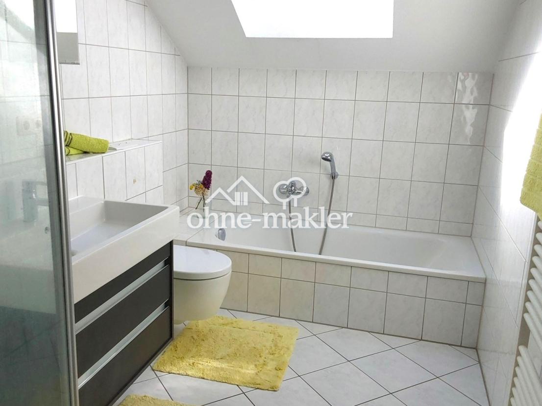Bad mit Wanne und Dusche