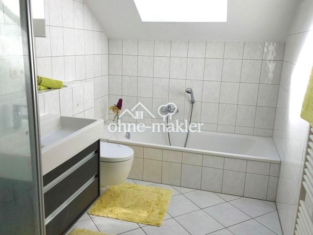 Bad mit Wanne und Dusche