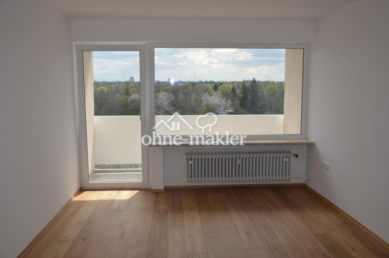 Wohnzimmer mit Balkon