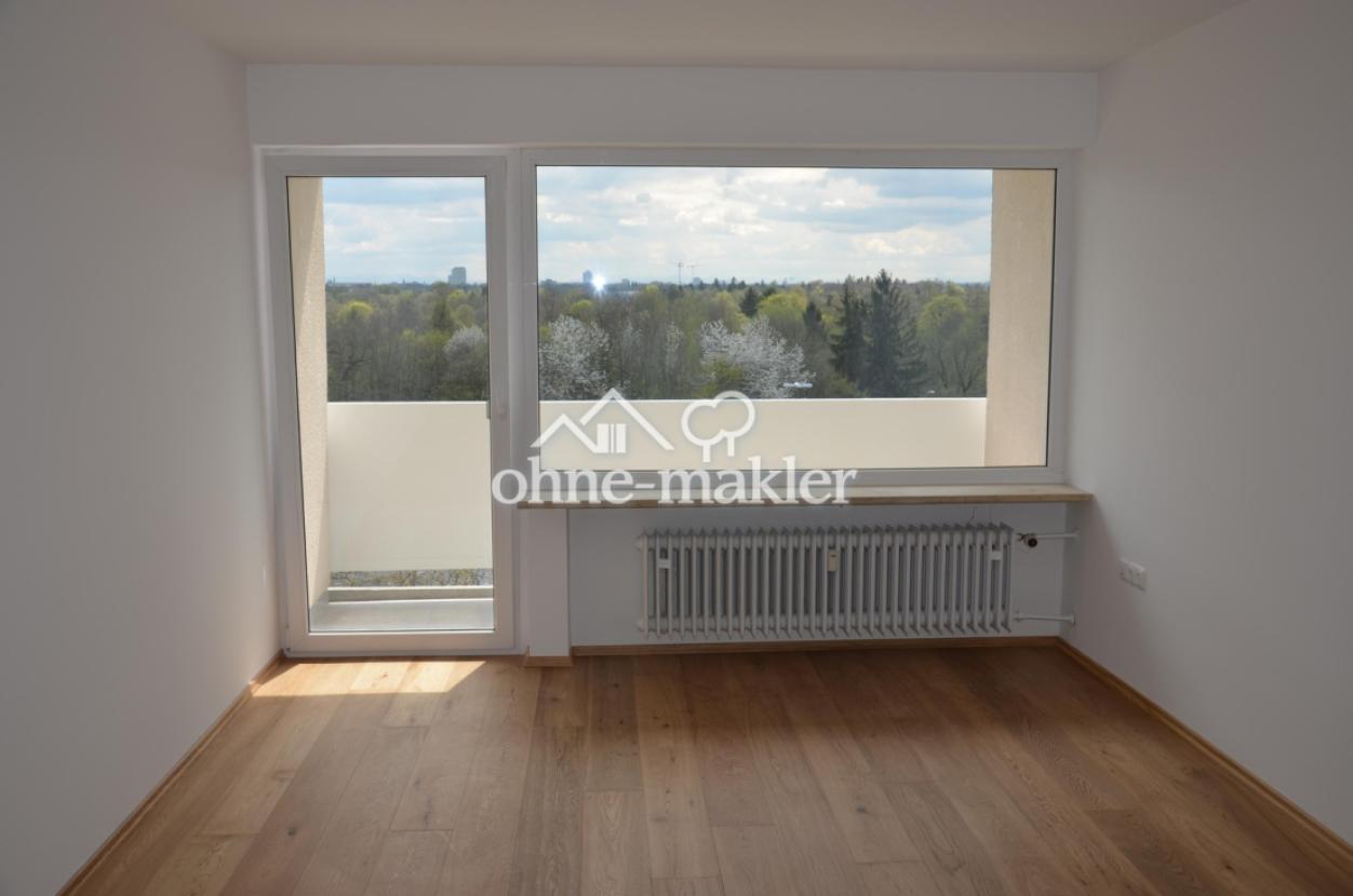 Wohnzimmer mit Balkon