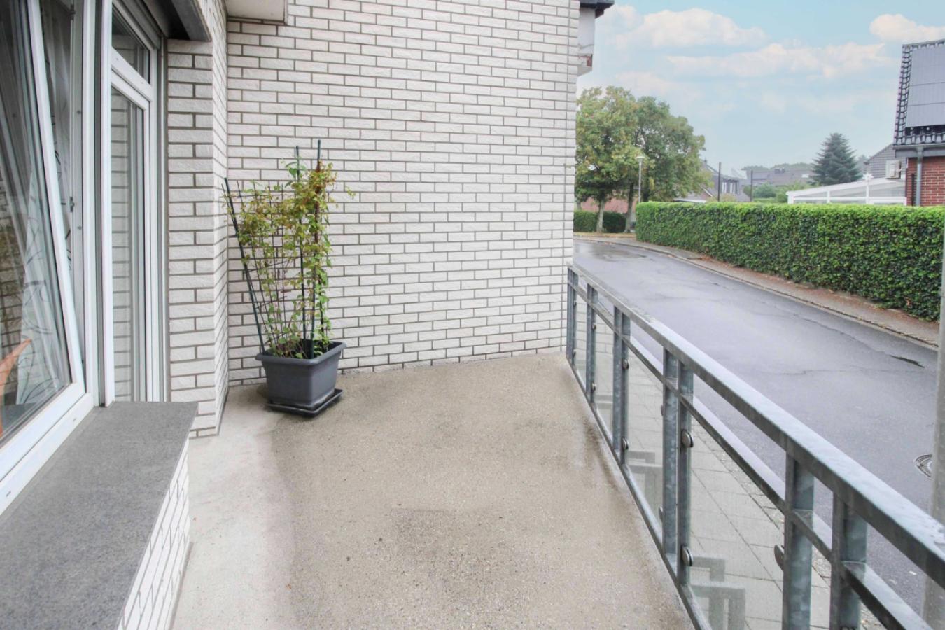 Balkon zur Nebenstraße