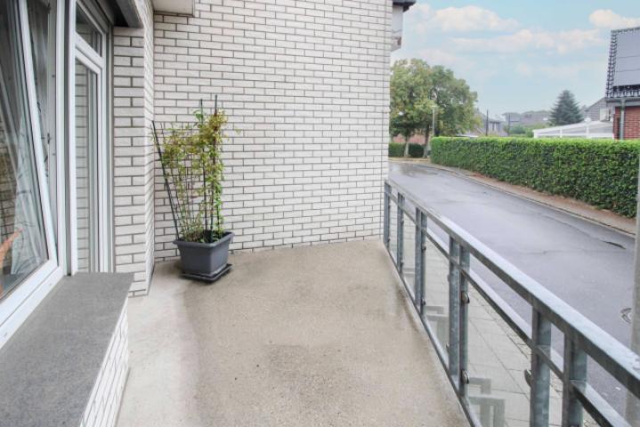 Balkon zur Nebenstraße