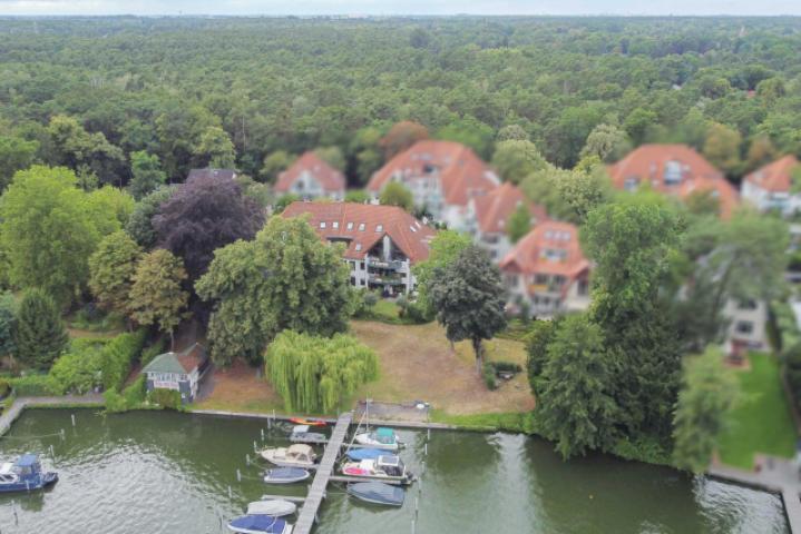 Luftbild Wiese und Bootshaus