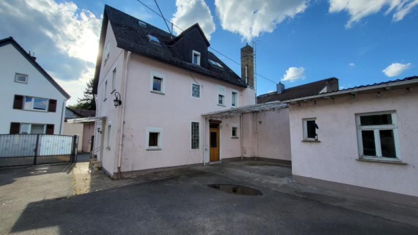 Innenhof mit überdachte Terrasse