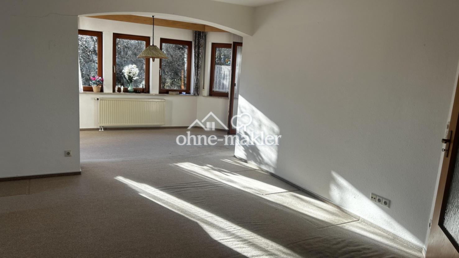 Blick Wohnzimmer ins Esszimmer