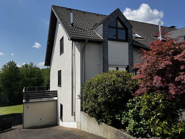 Eckansicht & Garage