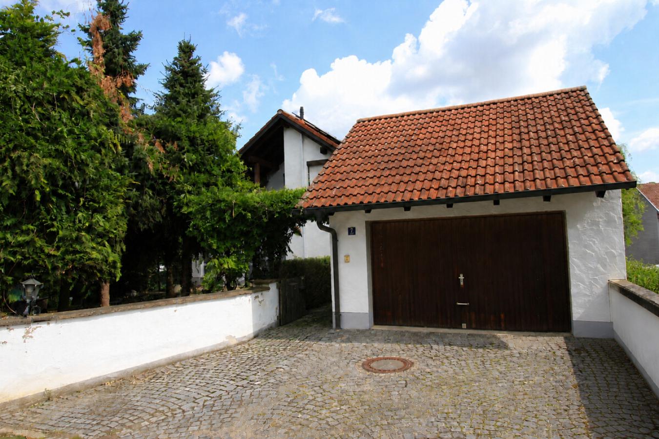 Garage mit Zufahrt
