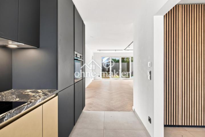 Küche mit Blick ins Wohnzimmer
