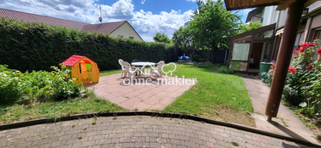 1. Terrasse mit Gartenmöbeln