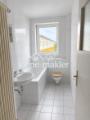 Badezimmer mit Fenster