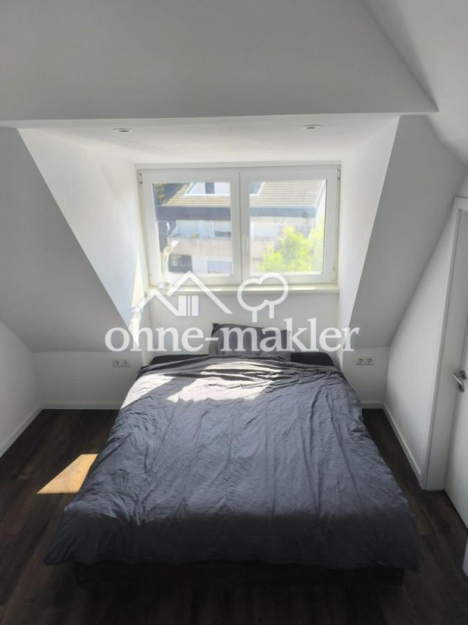 Schlafzimmer mit Rollläden