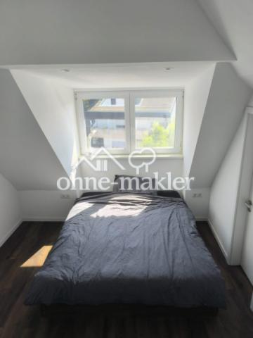 Schlafzimmer mit Rollläden