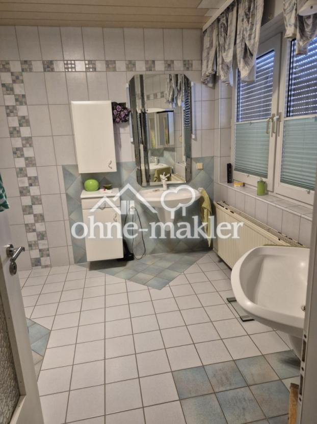 Badezimmer mit zwei Waschbecke