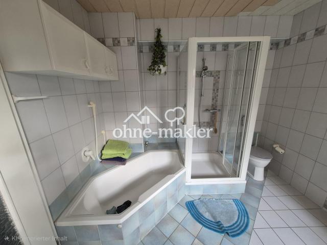 Dusche und Badewanne