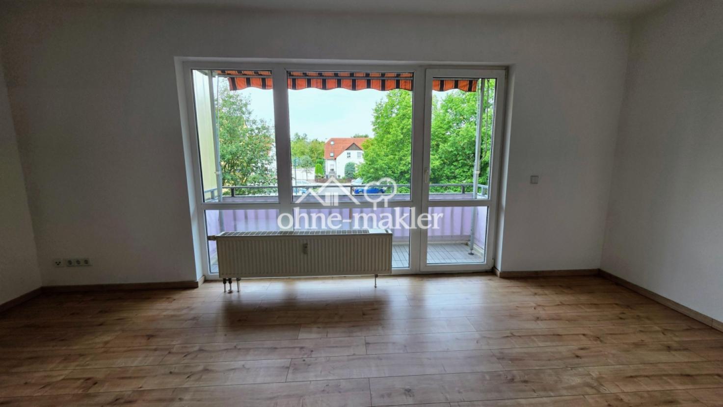 Wohnzimmer Blick zum Balkon