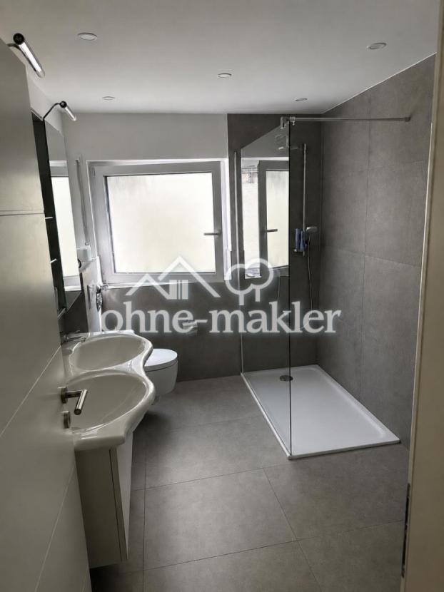 Bad mit Dusche 