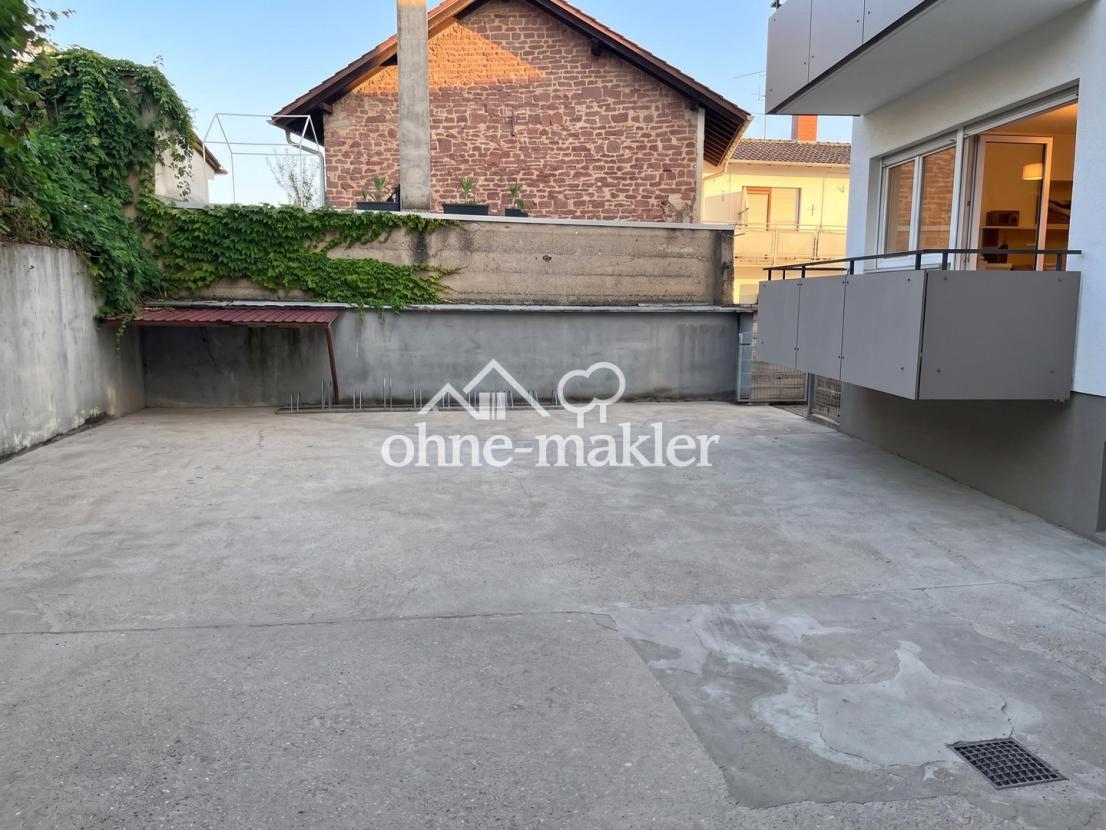 Hof mit PKW-Stellplätzen
