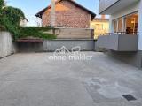 Hof mit PKW-Stellplätzen