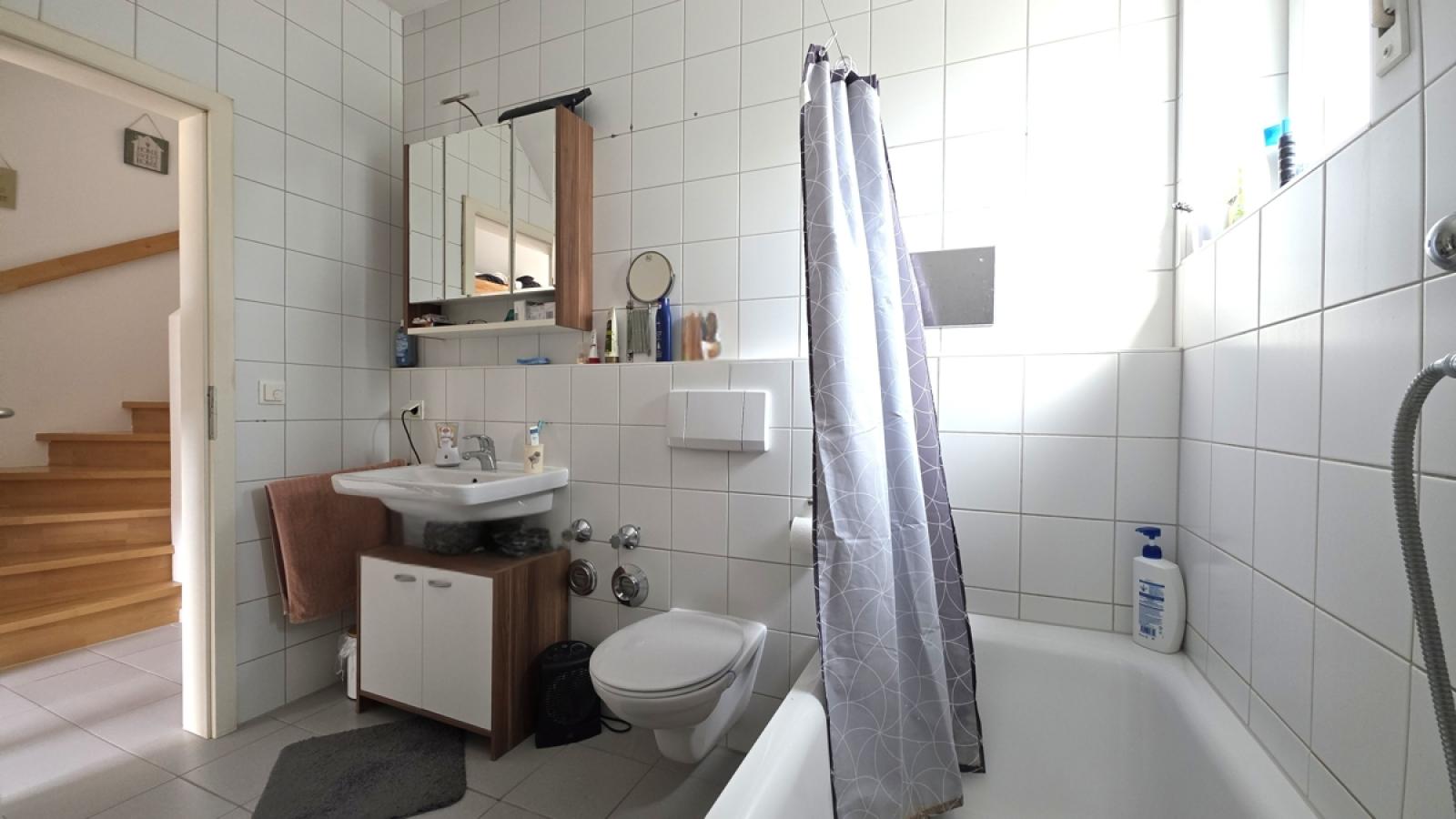 Modernes Badezimmer mit Tageslichtfenster