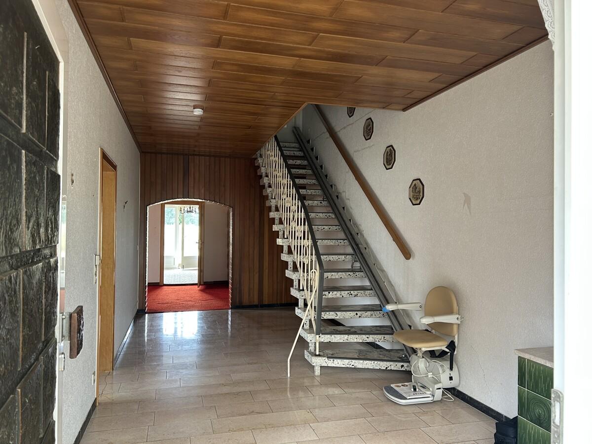 Der Eingang mit Diele und Treppe zur oberen Wohnung