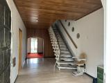 Der Eingang mit Diele und Treppe zur oberen Wohnung