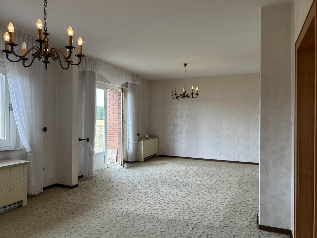 Das Wohnzimmer mit dem Zugang zur Terrasse