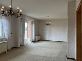 Das Wohnzimmer mit dem Zugang zur Terrasse