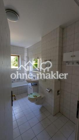 Bad mit Wanne und Fenster
