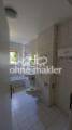 Bad mit Wanne und Fenster