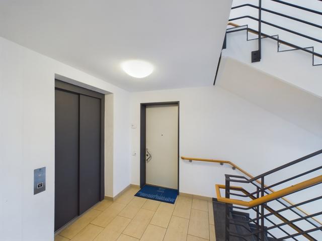 Treppenhaus mit Aufzug