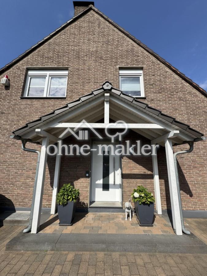 Eingang seitlich am Haus