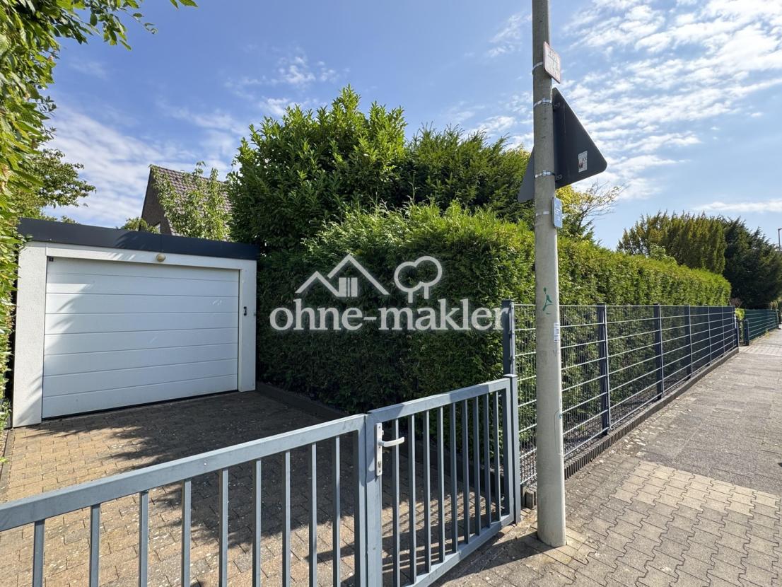 Straßenansicht 2. Garage links