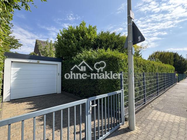 Straßenansicht 2. Garage links