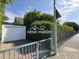 Straßenansicht 2. Garage links