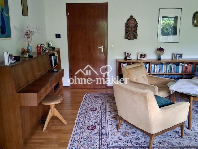 Wohnzimmer mit Tür zum Flur