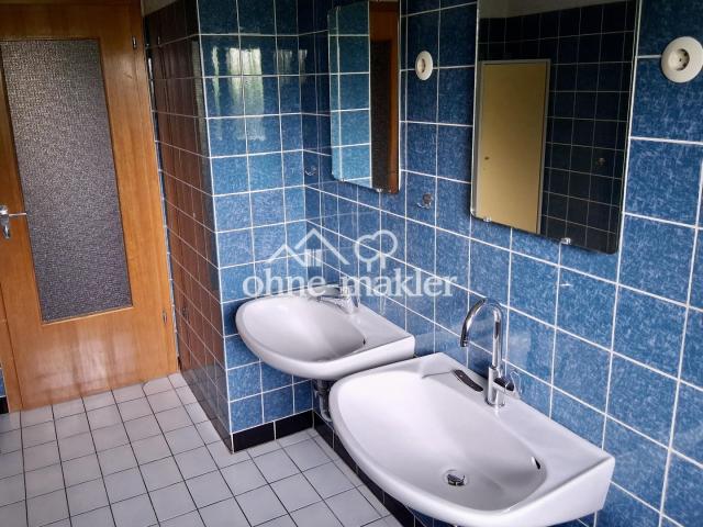 zwei Waschbecken 