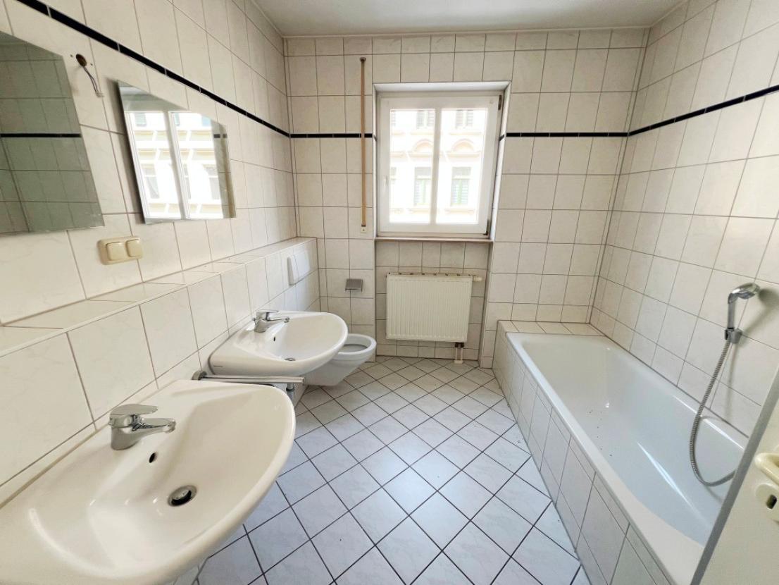 Tageslichtbad mit Dusche und Badewanne